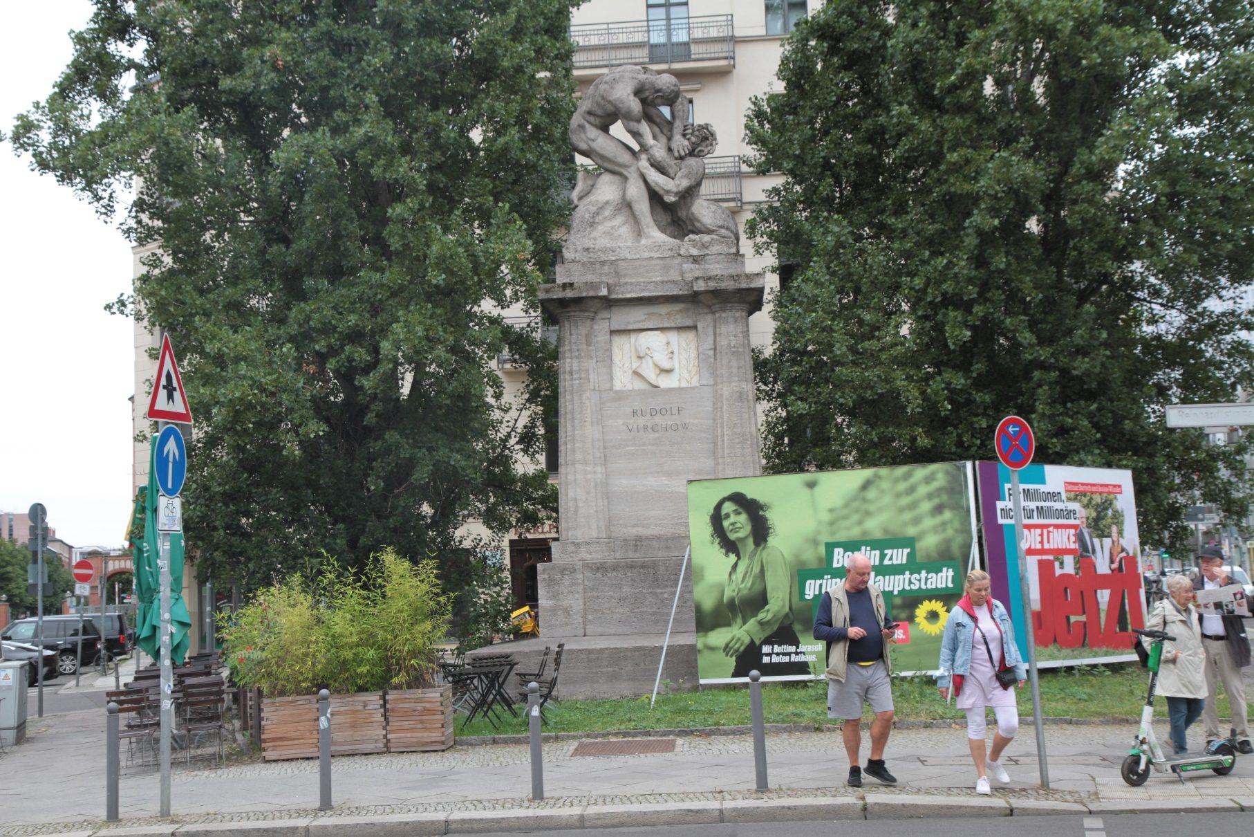 Rudolf Virchow monument, Berlin - 01.JPG